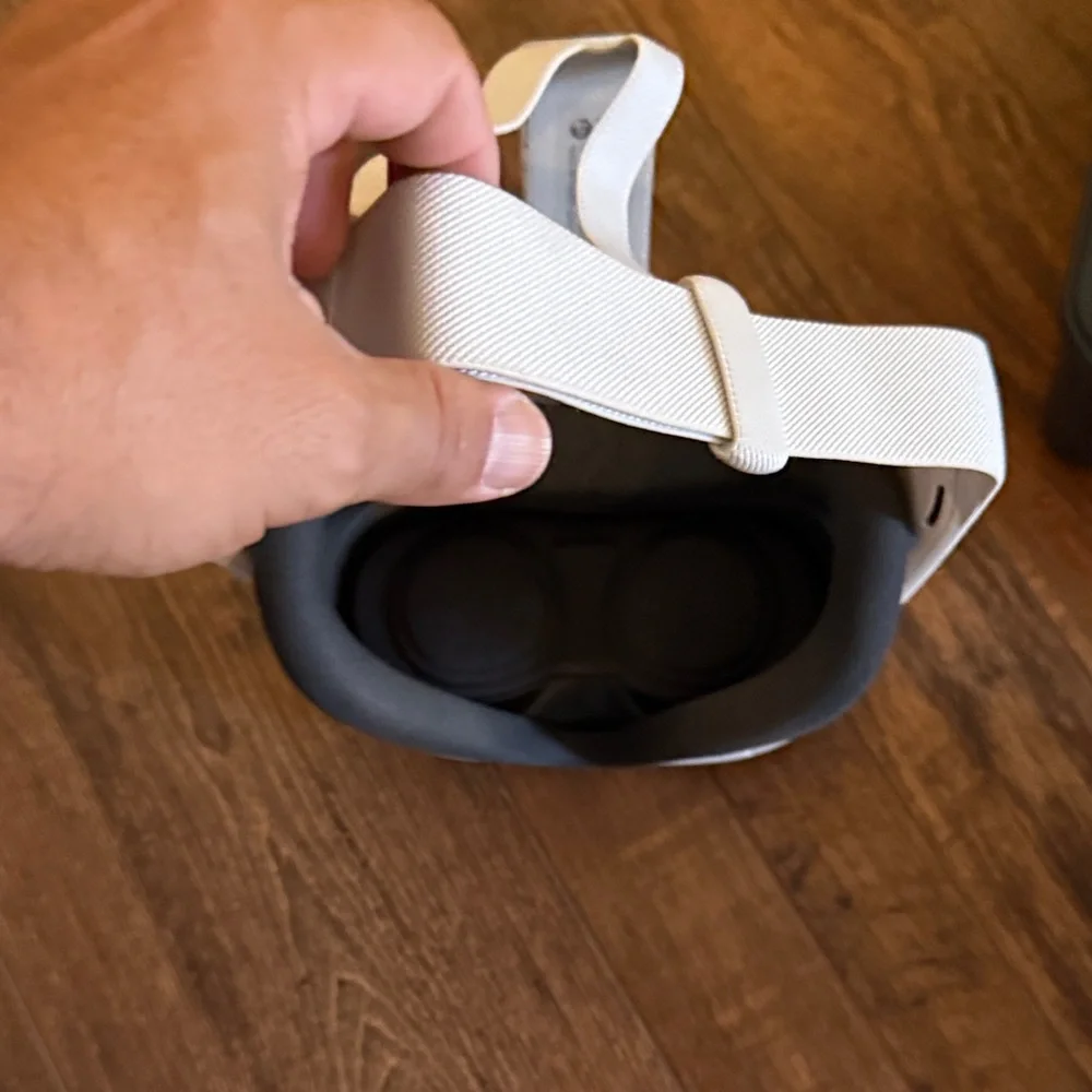 Meta 3 VR Headset with Controllers, charger & hard carrying case. - Picture 6 of 8